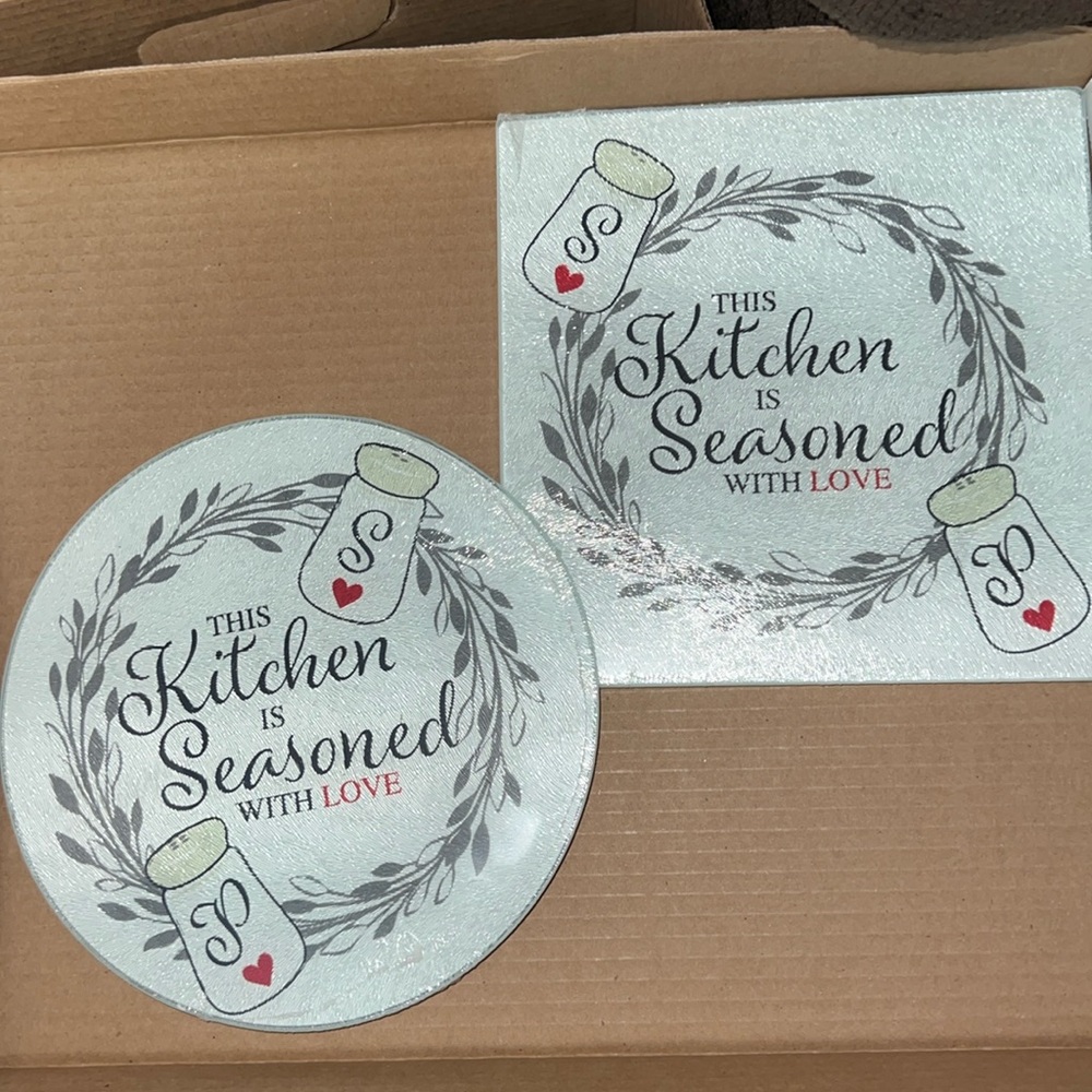 New Set Round & Square “This Kitchen is Seasoned with Love” Glass Cutting Boards